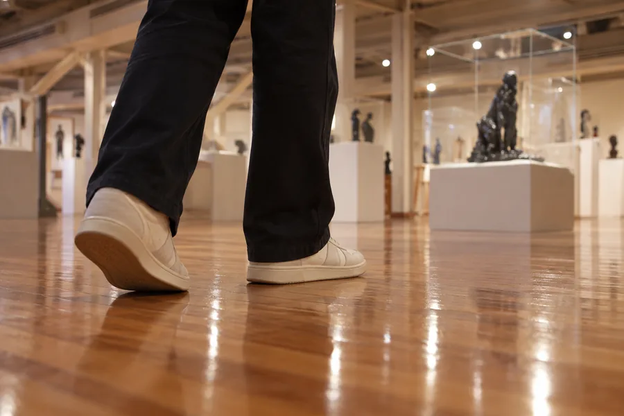 Bequeme Schuhe auf dem Holzboden eines Ausstellungsraums im Museo Soumaya