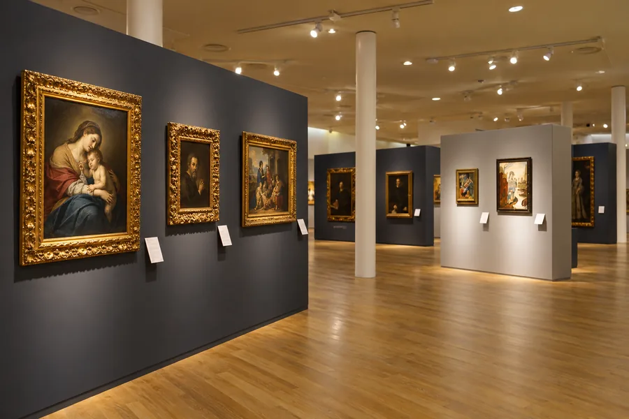 Europejskie obrazy w bogato zdobionych ramach na ścianach galerii Museo Soumaya