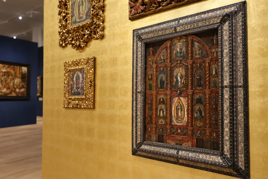 Geschnitzte religiöse Tafeln in der Ausstellung mexikanischer Kunst des Museo Soumaya