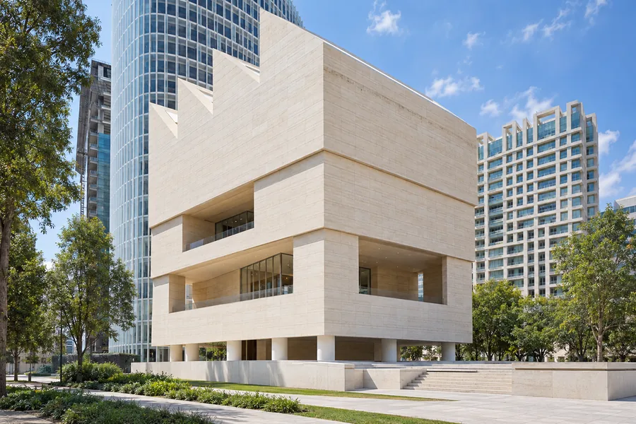 Elewacja z trawertynu i zębaty dach Museo Jumex w pobliżu Plaza Carso