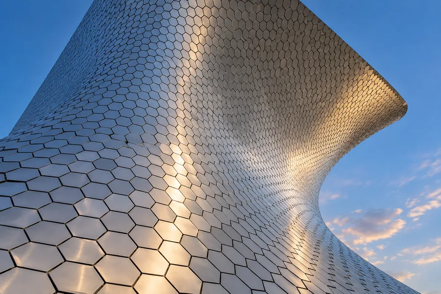 Srebrzyste sześciokątne panele układające się w krzywizny fasady Museo Soumaya