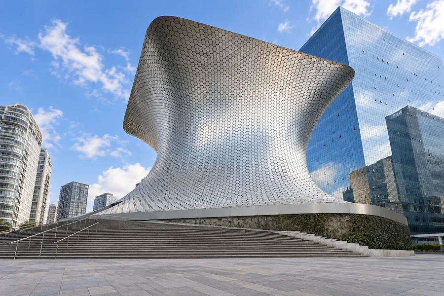 Das Museo Soumaya an der Plaza Carso mit seinem breiten Fußgängerzugang