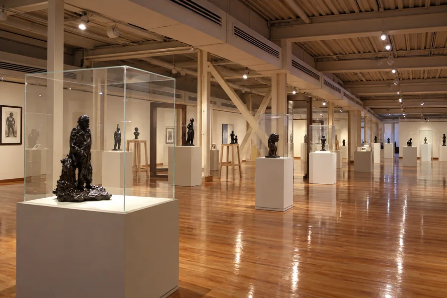 Ein langer Gang mit Vitrinen im Skulpturensaal des Museo Soumaya