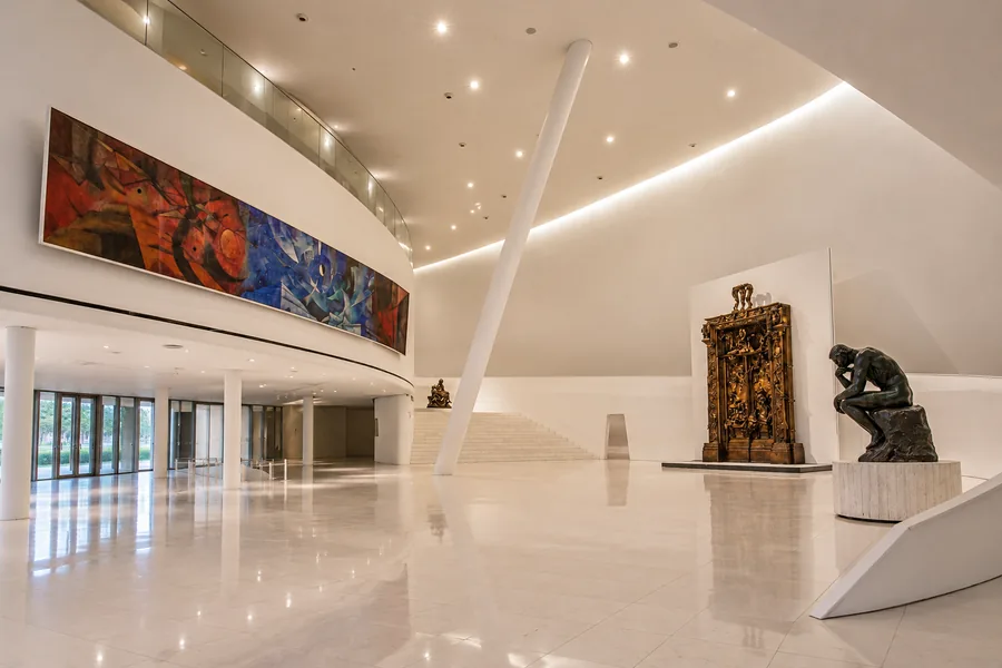 Das Eingangsfoyer und der Zugangsbereich zu den Ausstellungen des Museo Soumaya